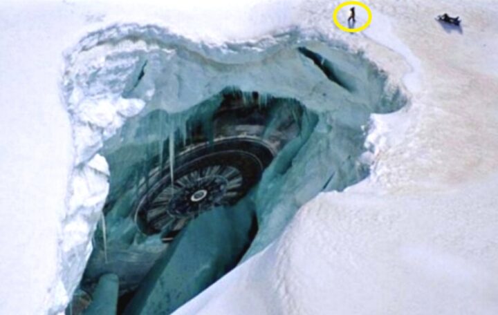 최근 얼음 녹으면서 드디어 모습을 드러낸 초대형 남극 피라미드